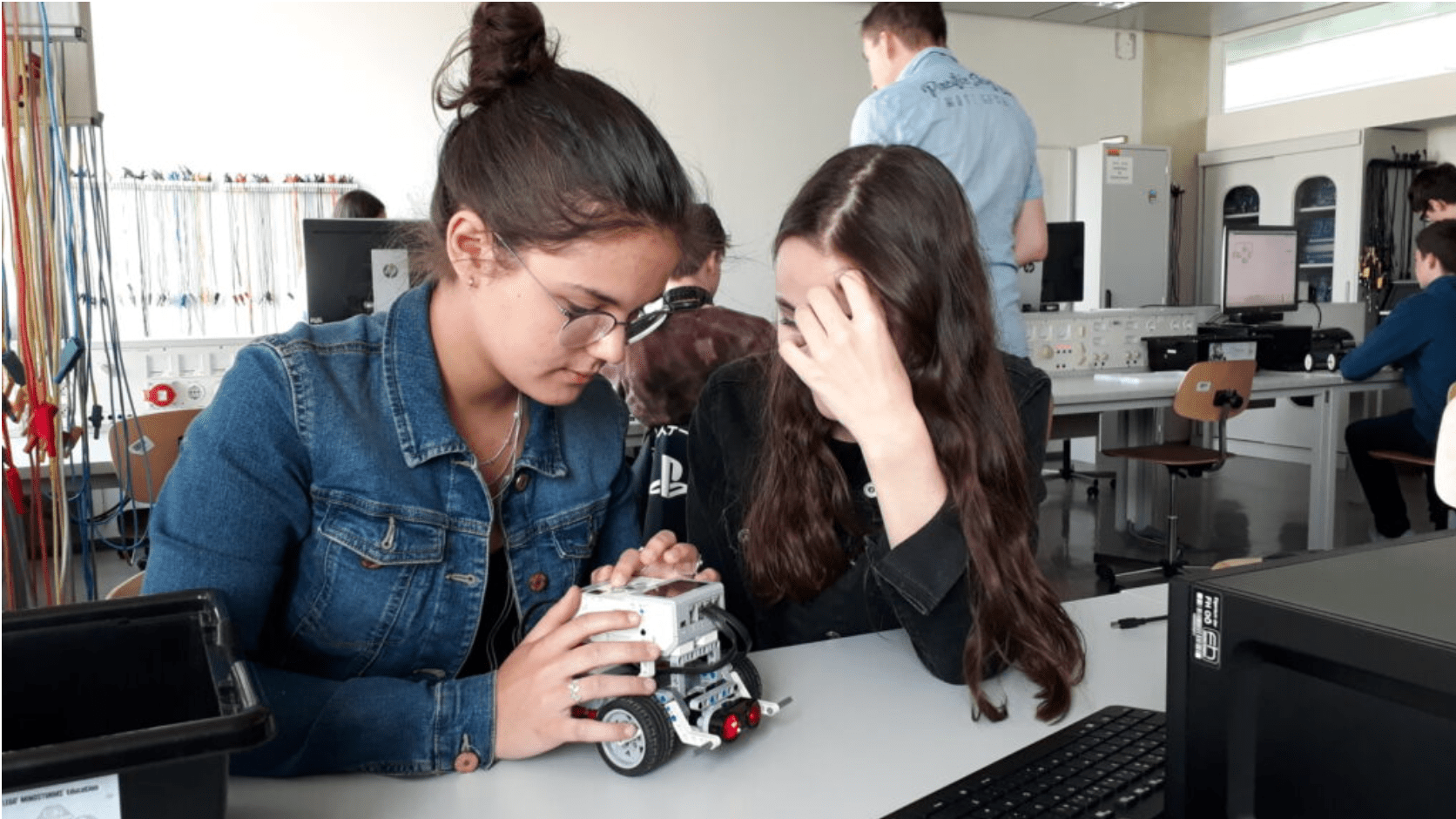 Schüler:innen beim Experimentieren im Physikunterricht